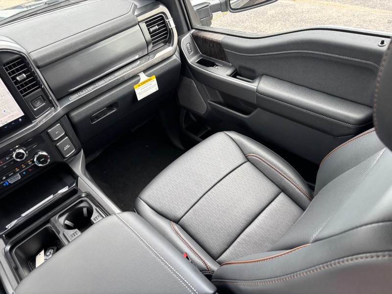Ford Super Duty F-250 SRW Vehicle Full-screen Gallery Image 16