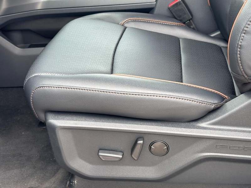 Ford Super Duty F-250 SRW Vehicle Full-screen Gallery Image 17