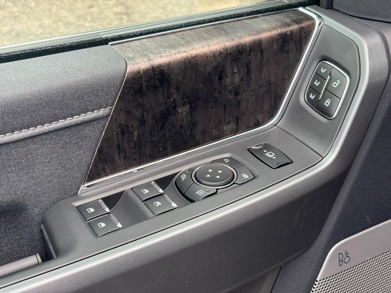 Ford Super Duty F-250 SRW Vehicle Full-screen Gallery Image 18