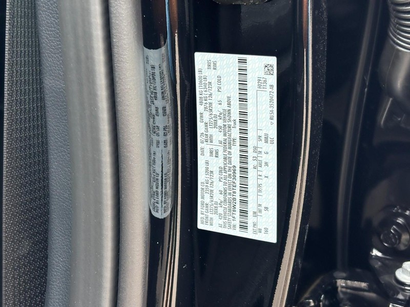 Ford Super Duty F-250 SRW Vehicle Full-screen Gallery Image 25