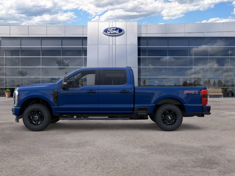 Ford Super Duty F-250 SRW Vehicle Full-screen Gallery Image 04