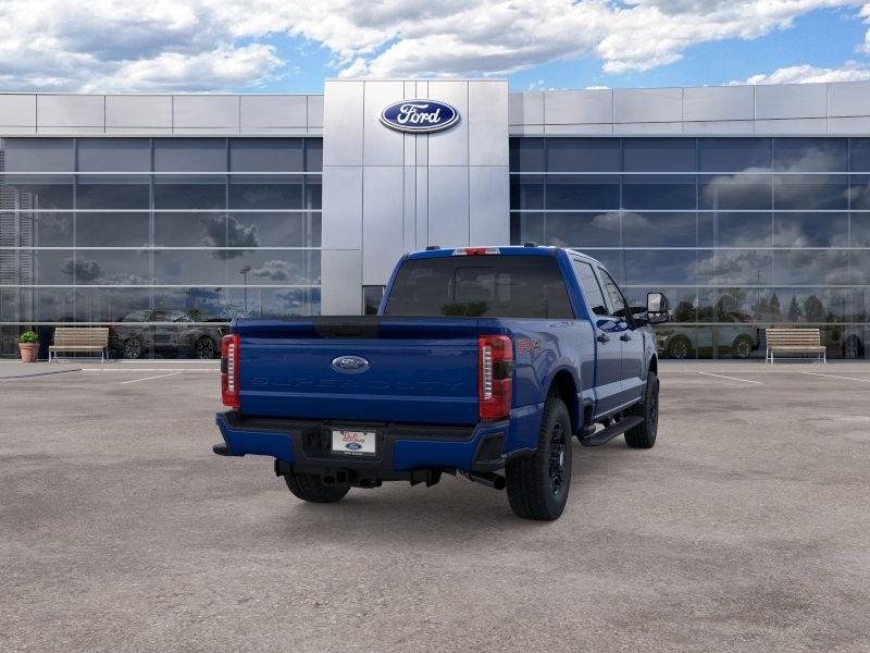 Ford Super Duty F-250 SRW Vehicle Full-screen Gallery Image 10