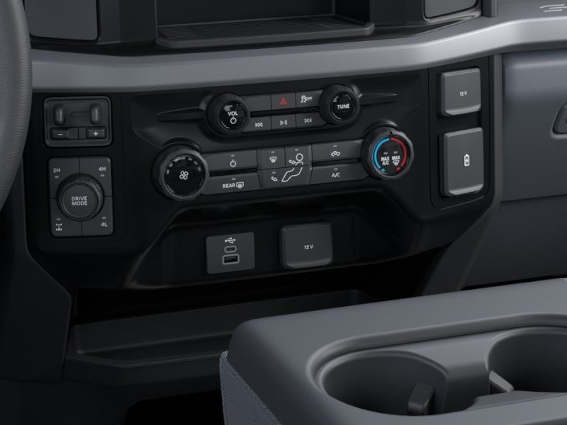 Ford Super Duty F-250 SRW Vehicle Full-screen Gallery Image 17