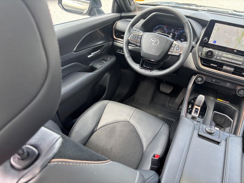 Toyota Grand Highlander Vehicle Full-screen Gallery Image 15