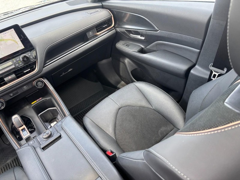 Toyota Grand Highlander Vehicle Full-screen Gallery Image 17