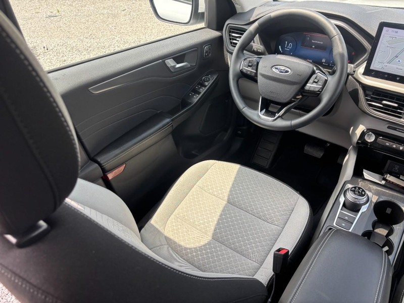 Ford Escape Vehicle Full-screen Gallery Image 14