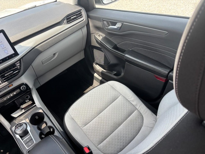 Ford Escape Vehicle Full-screen Gallery Image 16