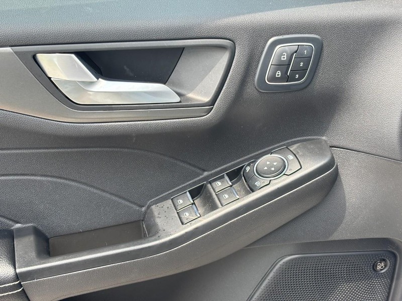 Ford Escape Vehicle Full-screen Gallery Image 18