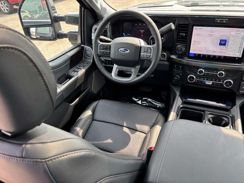 Ford Super Duty F-250 SRW Vehicle Full-screen Gallery Image 14