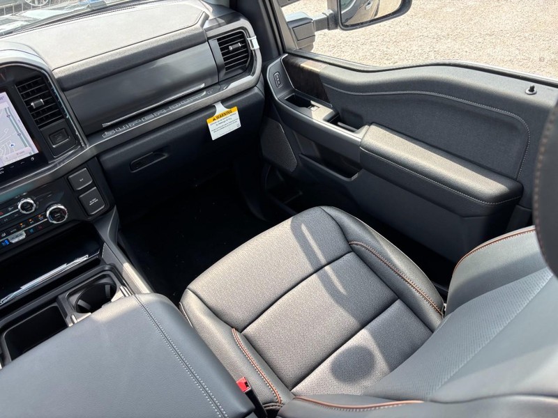 Ford Super Duty F-250 SRW Vehicle Full-screen Gallery Image 16