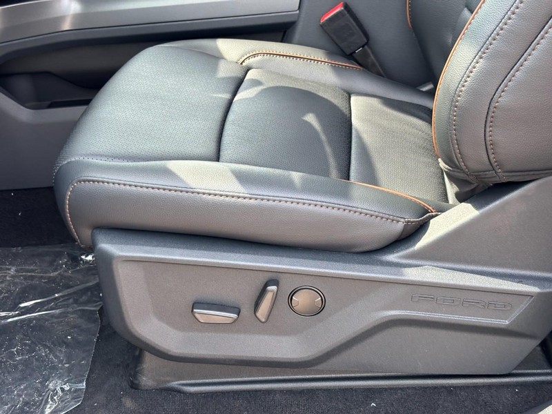 Ford Super Duty F-250 SRW Vehicle Full-screen Gallery Image 17