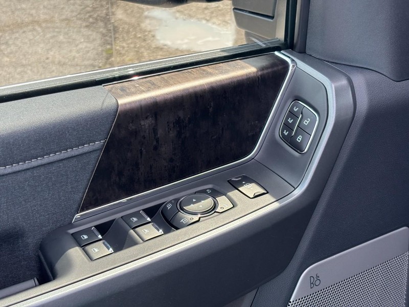 Ford Super Duty F-250 SRW Vehicle Full-screen Gallery Image 18