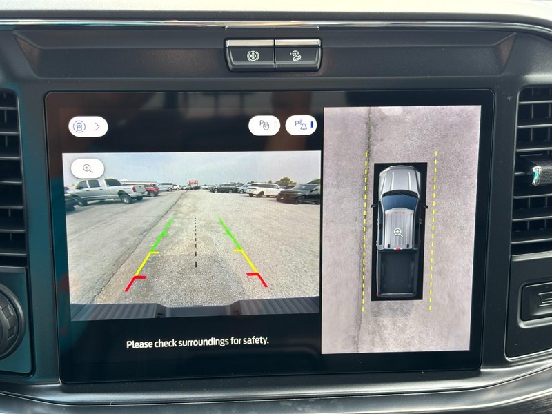 Ford Super Duty F-250 SRW Vehicle Full-screen Gallery Image 24