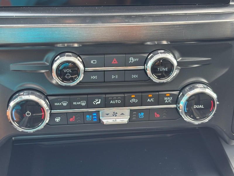 Ford Super Duty F-250 SRW Vehicle Full-screen Gallery Image 25