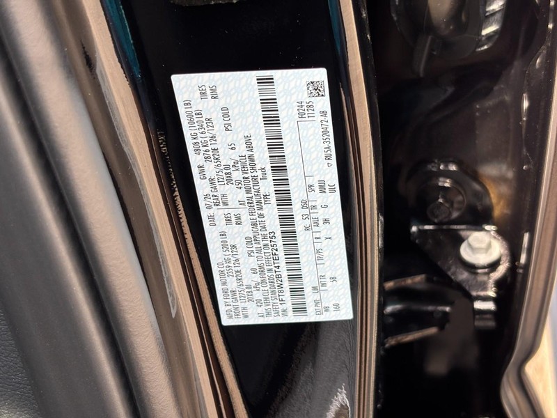 Ford Super Duty F-250 SRW Vehicle Full-screen Gallery Image 26