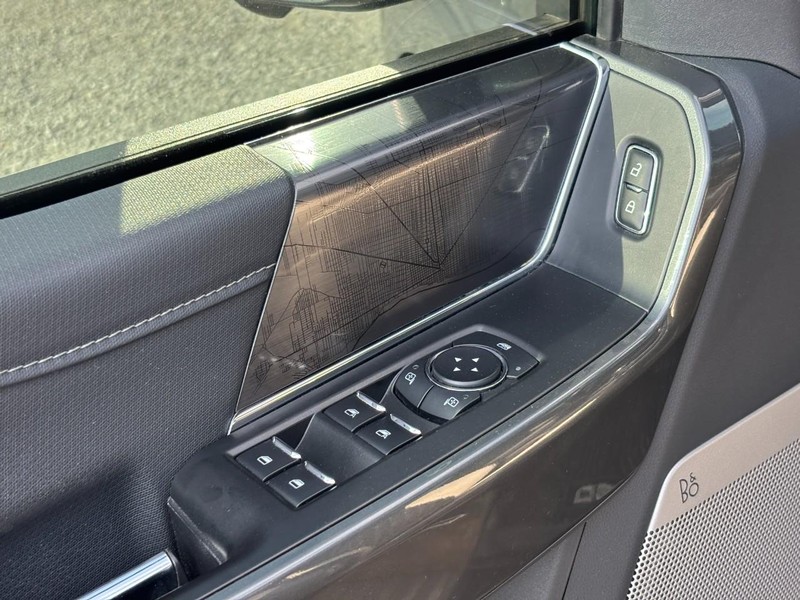 Ford F-150 Vehicle Full-screen Gallery Image 18
