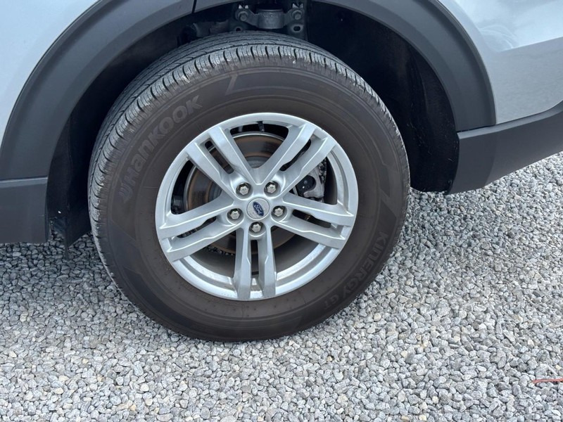 Ford Explorer Vehicle Full-screen Gallery Image 12