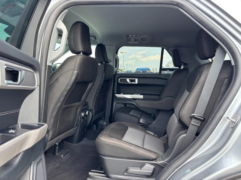 Ford Explorer Vehicle Full-screen Gallery Image 14