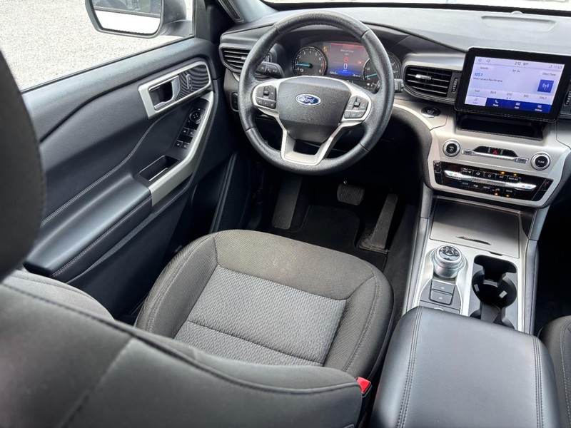 Ford Explorer Vehicle Full-screen Gallery Image 15