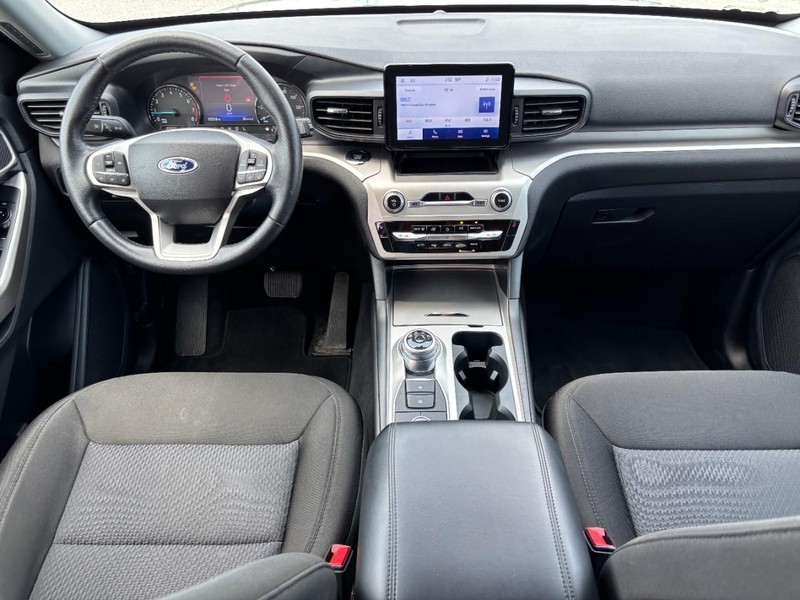 Ford Explorer Vehicle Full-screen Gallery Image 16