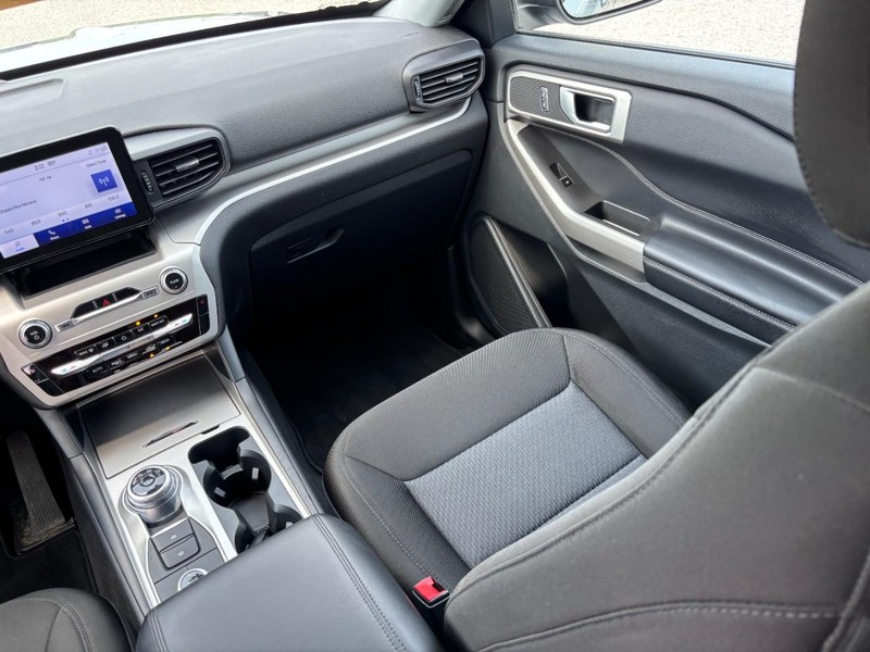 Ford Explorer Vehicle Full-screen Gallery Image 17