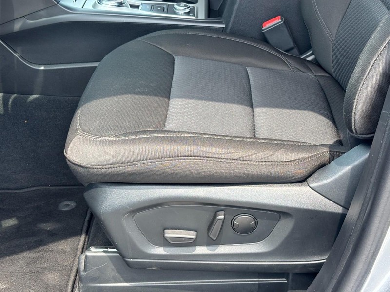 Ford Explorer Vehicle Full-screen Gallery Image 18