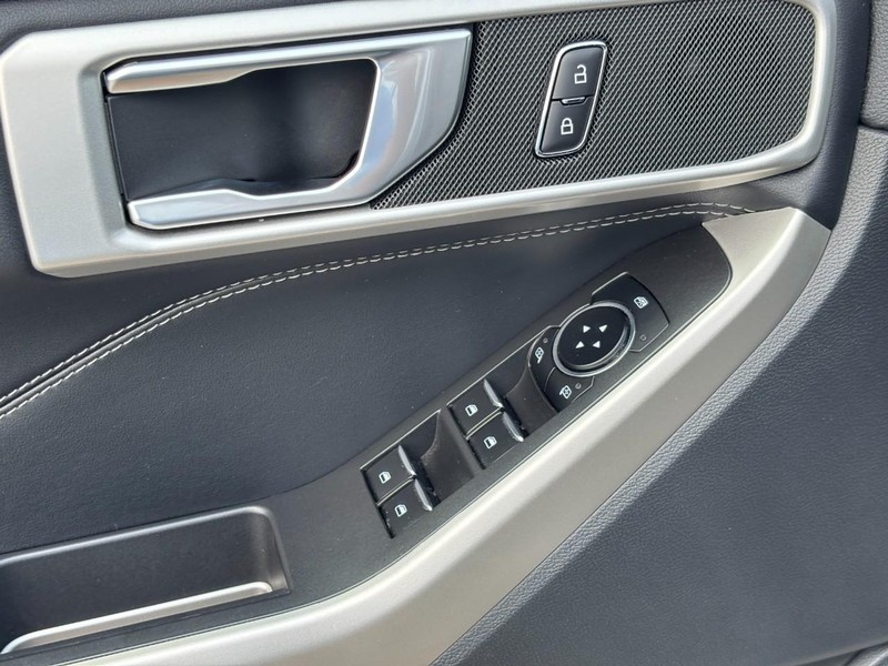 Ford Explorer Vehicle Full-screen Gallery Image 19