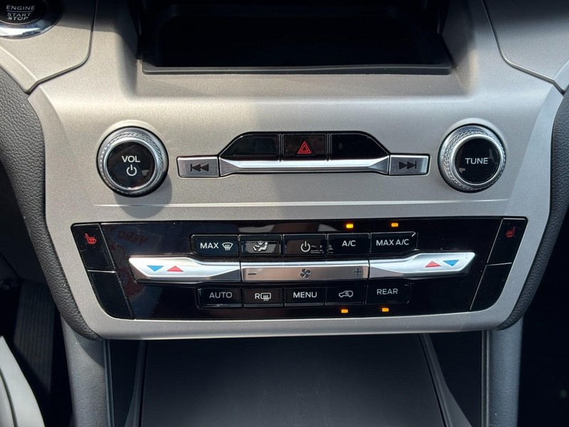 Ford Explorer Vehicle Full-screen Gallery Image 25