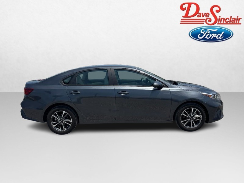 Kia Forte Vehicle Full-screen Gallery Image 05