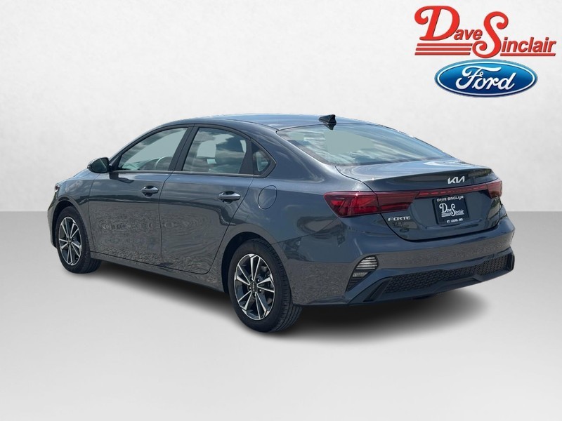 Kia Forte Vehicle Full-screen Gallery Image 09
