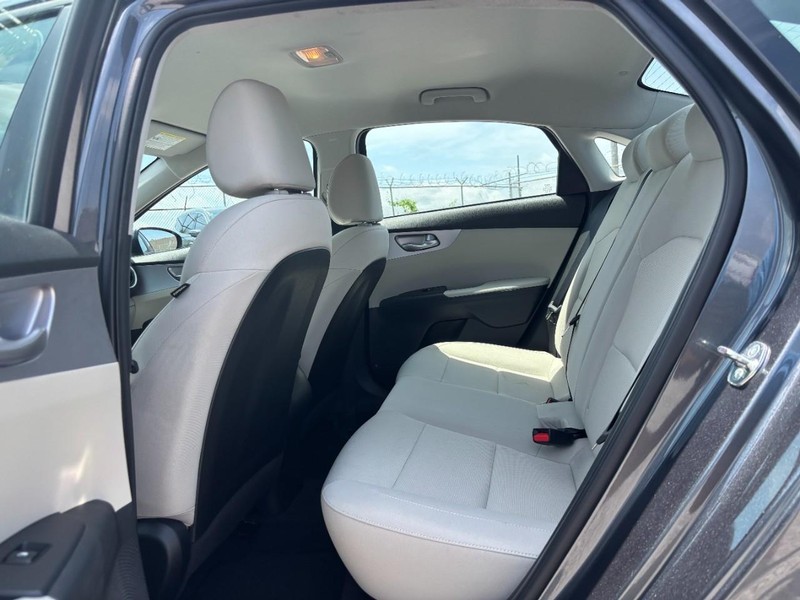 Kia Forte Vehicle Full-screen Gallery Image 13