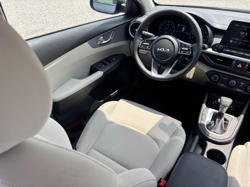 Kia Forte Vehicle Full-screen Gallery Image 14