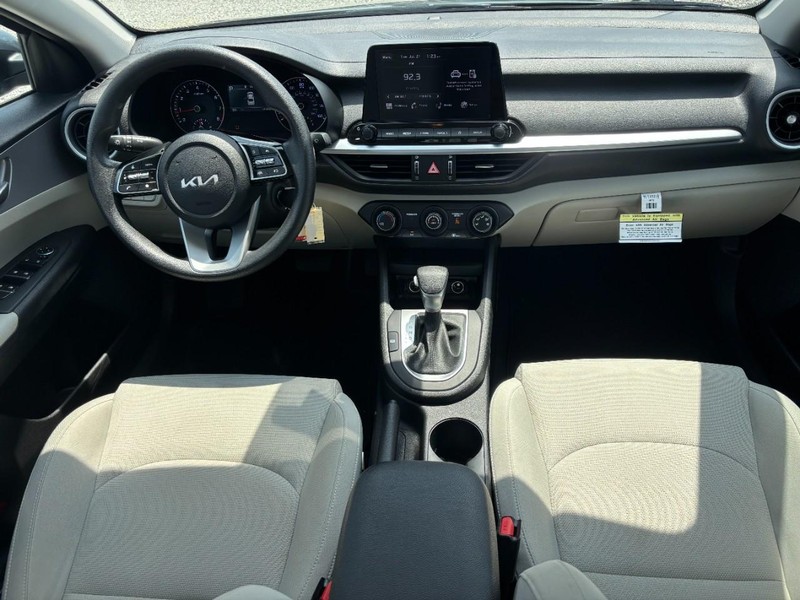 Kia Forte Vehicle Full-screen Gallery Image 15