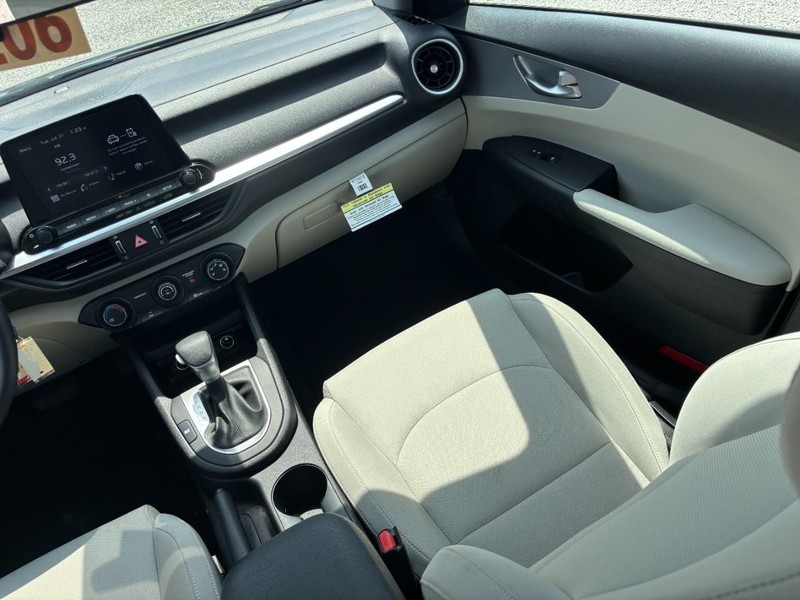 Kia Forte Vehicle Full-screen Gallery Image 16