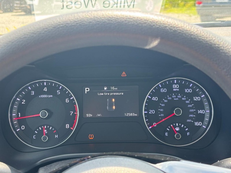 Kia Forte Vehicle Full-screen Gallery Image 21