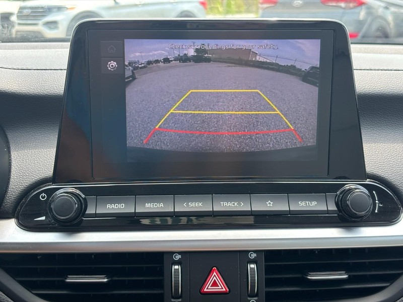 Kia Forte Vehicle Full-screen Gallery Image 23
