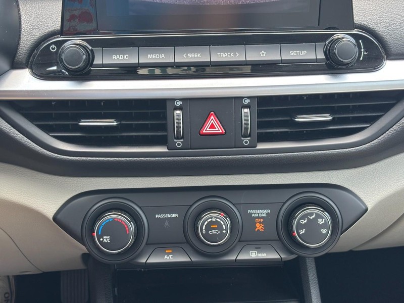 Kia Forte Vehicle Full-screen Gallery Image 24