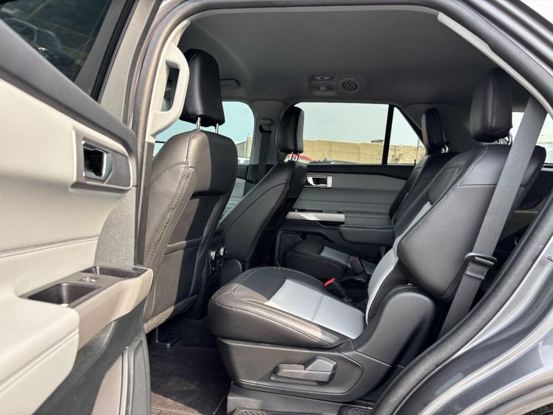 Ford Explorer Vehicle Image 14