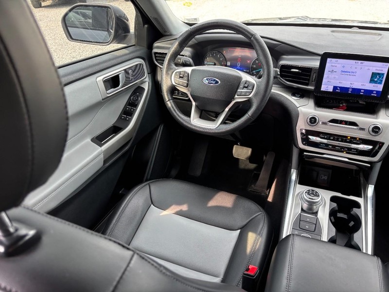 Ford Explorer Vehicle Image 15