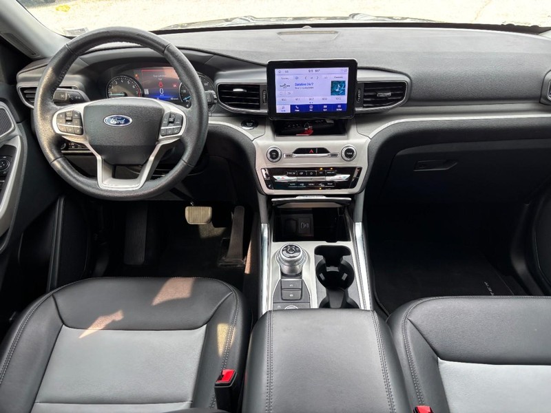 Ford Explorer Vehicle Image 16