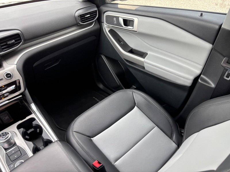 Ford Explorer Vehicle Image 17