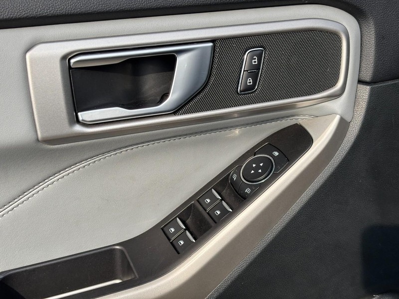 Ford Explorer Vehicle Image 19