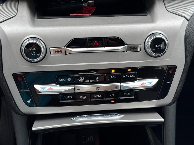 Ford Explorer Vehicle Image 26