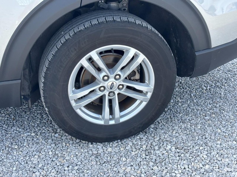 Ford Explorer Vehicle Image 12