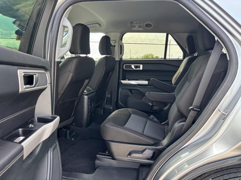 Ford Explorer Vehicle Image 14