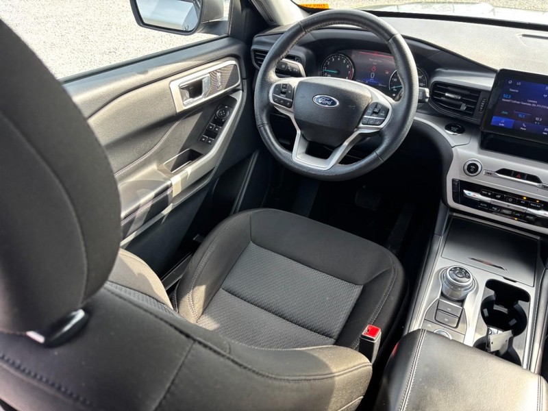Ford Explorer Vehicle Image 15