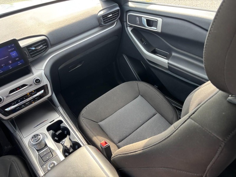 Ford Explorer Vehicle Image 17
