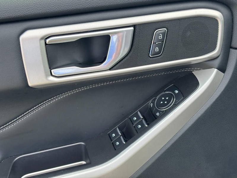 Ford Explorer Vehicle Image 19