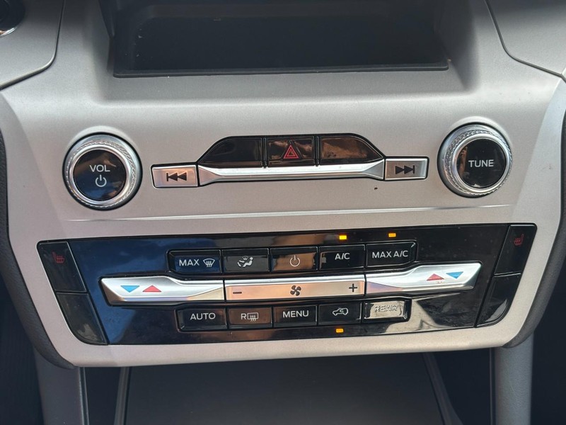 Ford Explorer Vehicle Image 25