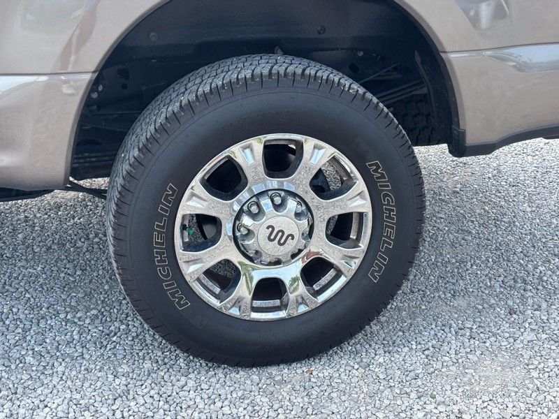 Ford Super Duty F-350 SRW Vehicle Full-screen Gallery Image 12